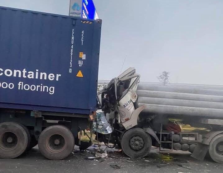 Hải Dương: Tai nạn liên hoàn trên QL5, tài xế tử vong trong cabin Hai Duong: Tai nan lien hoan tren QL5, tai xe tu vong trong cabin