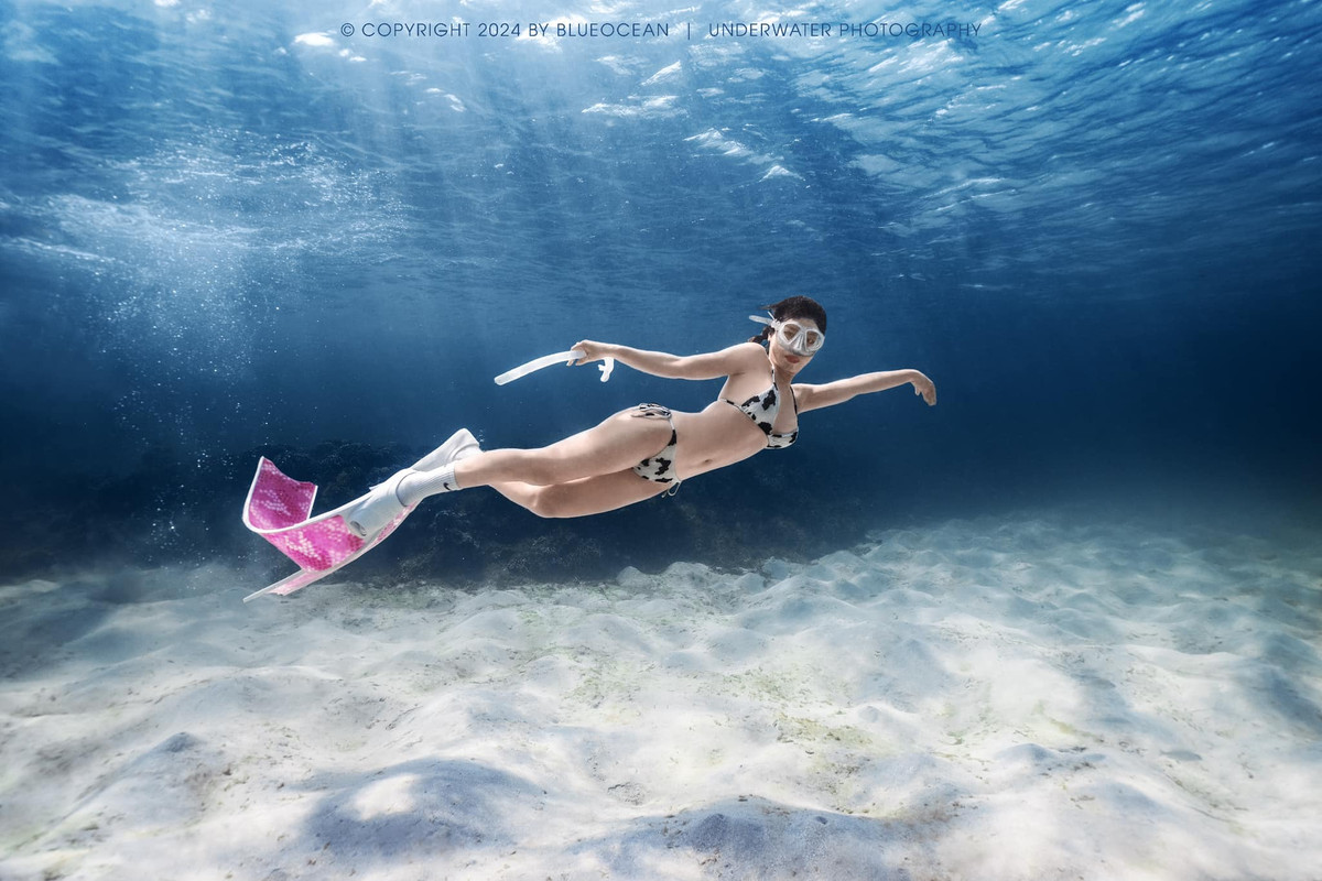 Trong loạt ảnh, cô nàng cũng khéo khoe thân hình nuột nà.