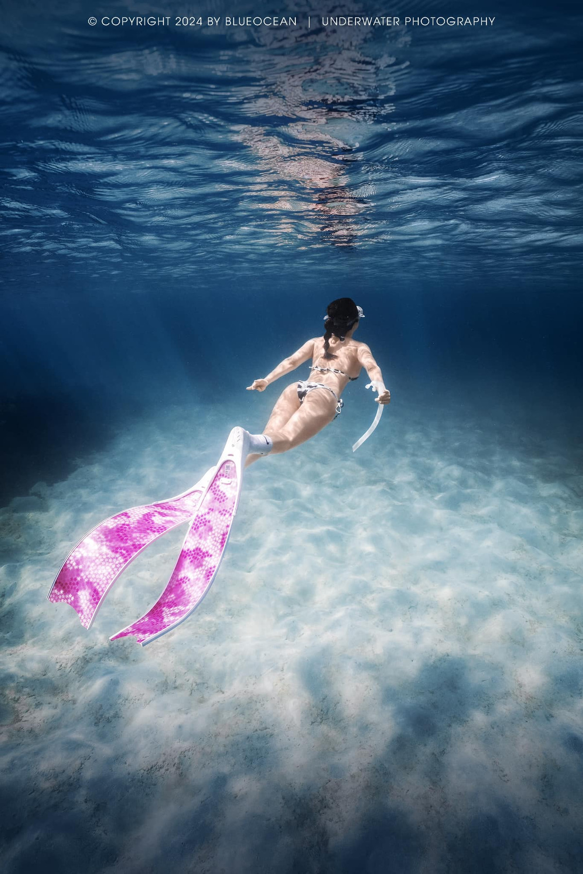 Bài đăng của nữ ca sĩ nhanh chóng thu hút sự chú ý của người hâm mộ, nhiều người đã bày tỏ cảm xúc: "Giống như nàng tiên cá đổi giọng hát lấy đôi chân, bây giờ được trở về lại đại dương vậy", "ui mê quá".