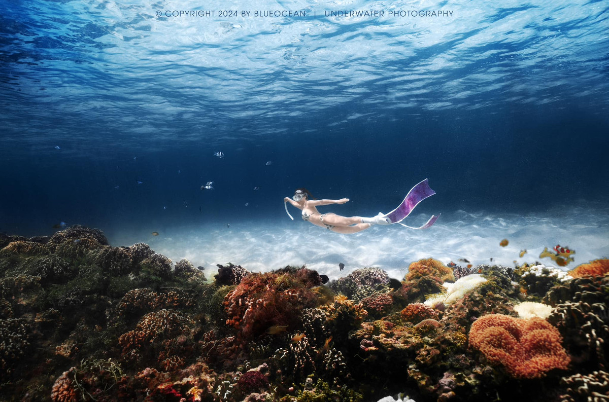 Trông cô nàng như một tiểu tiên cá đang tung tăng vui vẻ trên những rặng san hô nhiều màu sắc.