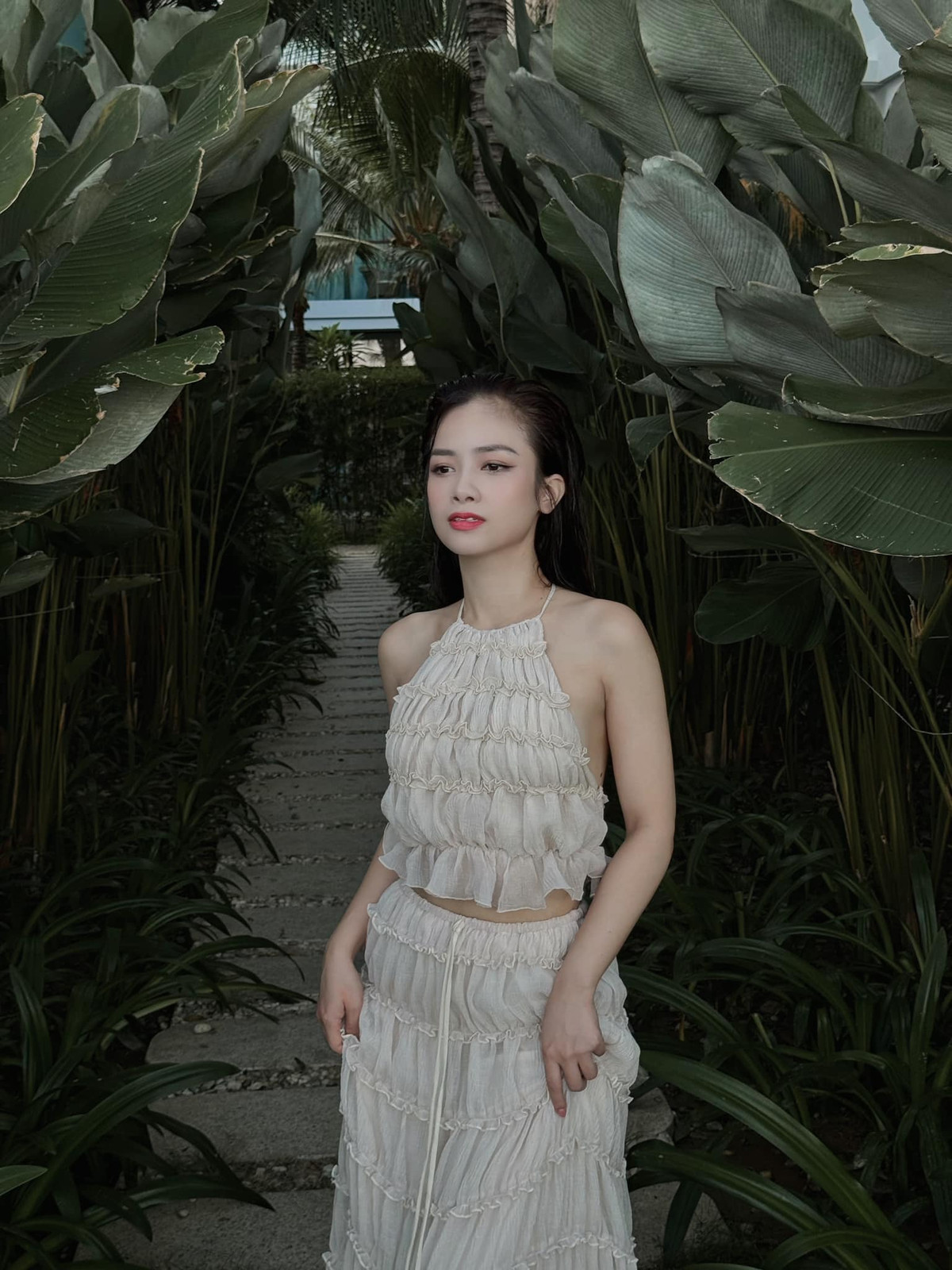 Nữ ca sĩ sở hữu loạt hit như "Không Phải Em Đúng Không?", "Tình Cũ Bao Giờ Cũng Tốt Hơn", "Xe Anh Đến Đâu Em Theo Đến Đó".