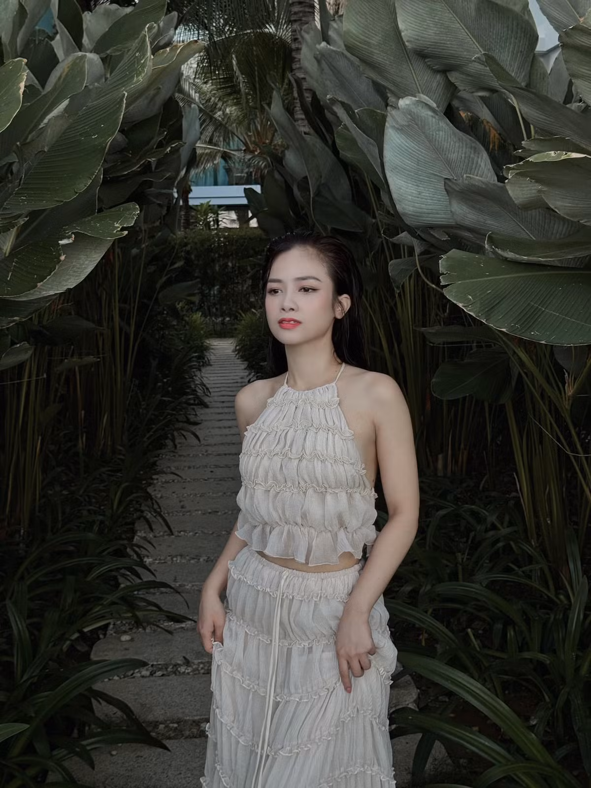 Nữ ca sĩ sở hữu loạt hit như "Không Phải Em Đúng Không?", "Tình Cũ Bao Giờ Cũng Tốt Hơn", "Xe Anh Đến Đâu Em Theo Đến Đó".