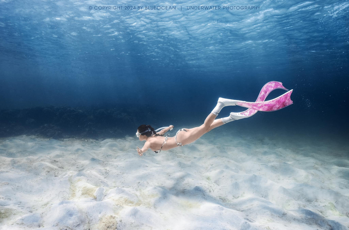 Cô chia sẻ loạt ảnh kèm dòng trạng thái: "Bạn sẽ không bao giờ vượt qua được đại dương cho đến khi bạn đủ can đảm để không nhìn thấy bờ biển". ở phần bình luận, Dương Hoàng Yến cũng bày tỏ niềm yêu thích với bộ môn lặn dù đây là lần đầu tiên được trải nghiệm.