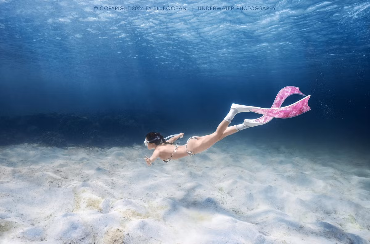 Cô chia sẻ loạt ảnh kèm dòng trạng thái: "Bạn sẽ không bao giờ vượt qua được đại dương cho đến khi bạn đủ can đảm để không nhìn thấy bờ biển". ở phần bình luận, Dương Hoàng Yến cũng bày tỏ niềm yêu thích với bộ môn lặn dù đây là lần đầu tiên được trải nghiệm.