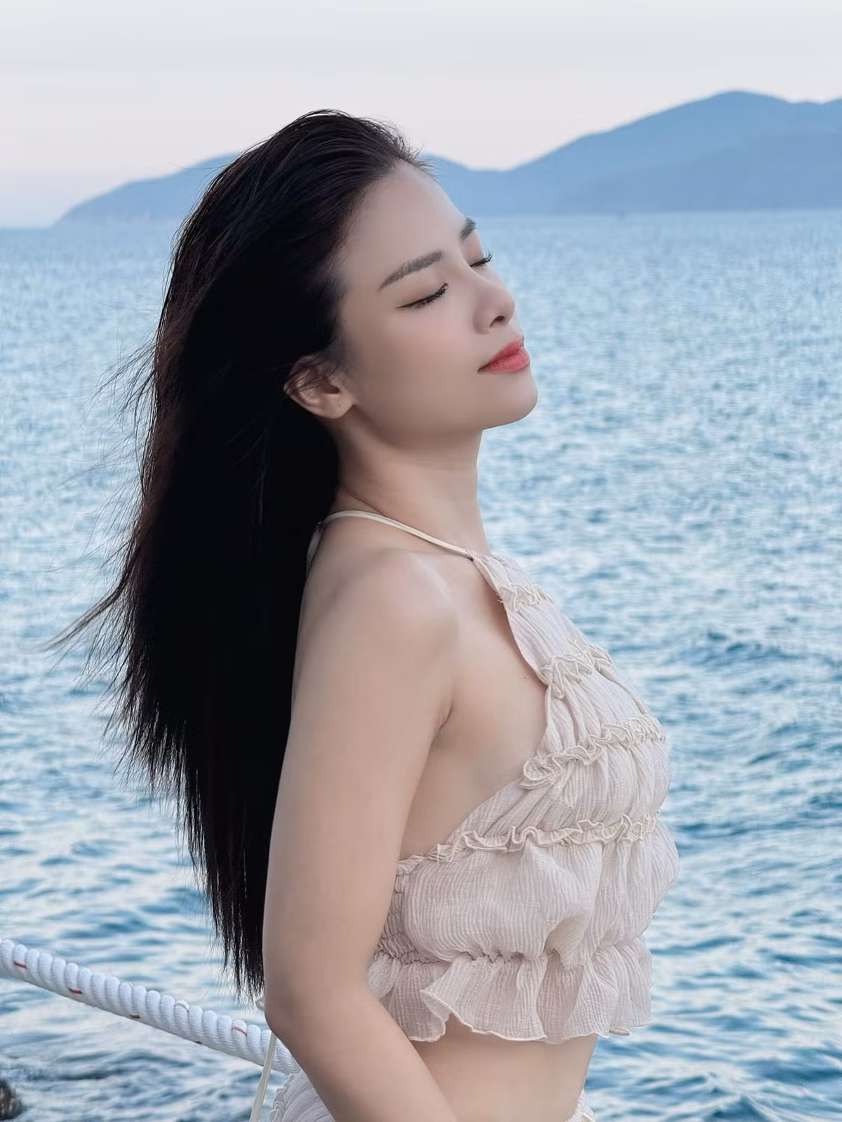 Dương Hoàng Yến không chỉ là thủ khoa đầu vào và đầu ra của Cao đẳng Nghệ thuật Hà Nội mà còn được giữ lại trường làm giảng viên thanh nhạc khi mới chỉ 22 tuổi.