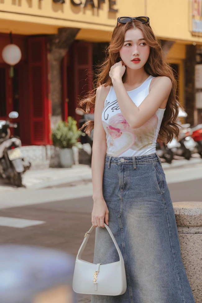 Nhung Gumiho từng nổi tiếng trên mạng xã hội bởi những hình ảnh xinh đẹp, tự tin của cô nàng tuổi teen. Cô nàng sinh năm 1992 này từng tốt nghiệp chuyên ngành Ngân hàng - Đại học Hùng Vương TP.HCM