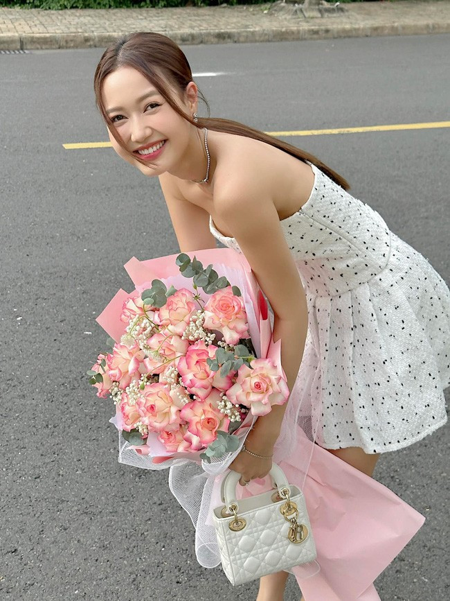 Nhung Gumiho chia sẻ, ngày mới vào nghề, cô cũng rất bỡ ngỡ và không có nhiều kinh nghiệm. Nhưng may mắn gặp được những đồng nghiệp, cộng sự tốt, đã hỗ trợ và giúp cô rất nhiều trong công việc.