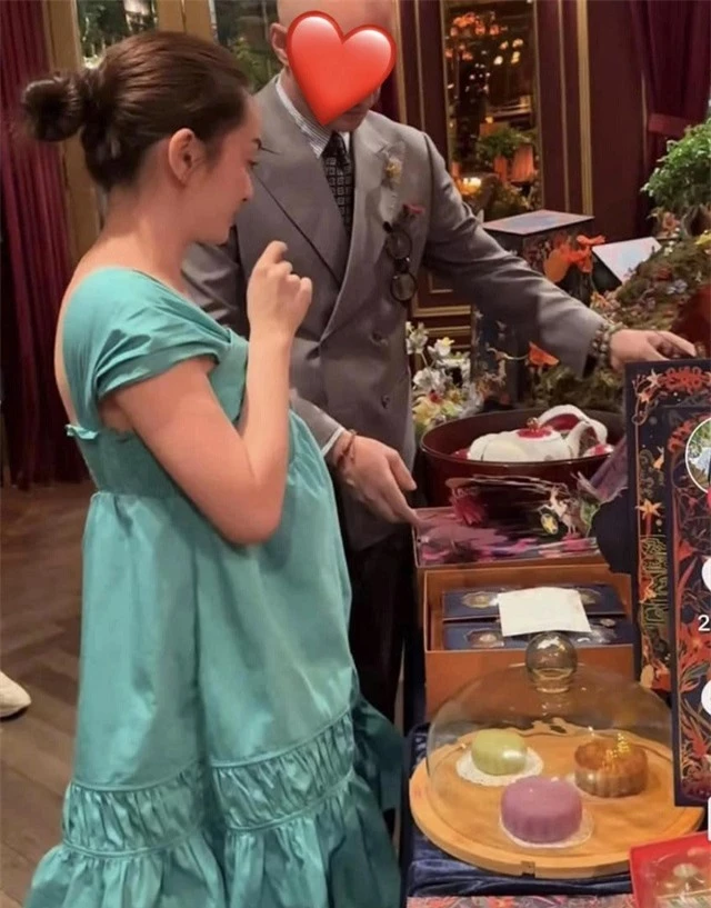 Kaity lộ bụng lùm lùm