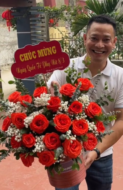 Dù đôi khi có nhiều bất đồng trong quan điểm, thế nhưng cả 2 đều biết cách nhường nhịn để cuộc sống gia đình êm ấm. Với Khánh Ly, Đình Thanh là người chồng, người cha có trách nhiệm. Anh cũng biết cách tạo nên những hành động lãng mạn dành cho vợ như bất ngờ tặng quà, mua hoa. (Ảnh: FBNV)