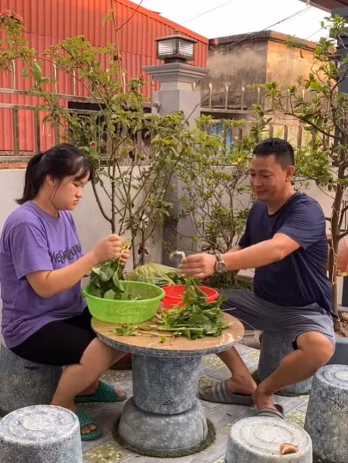 Thời gian đầu, khi đưa bạn trai về ra mắt, bố mẹ Khánh Ly không hài lòng với chàng rể khá lớn tuổi này vì sợ con gái bị lừa. Tuy nhiên, ngày ra mắt, anh Thanh được gia đình Ly tiếp đón rất lịch sự. Dần dần, anh cũng được gia đình vợ chấp nhận.