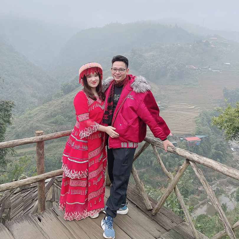 Ly xin làm thêm ở một siêu thị, Thanh thường xuyên mua hàng ở siêu thị đó hay buông lời chọc nghẹo cô nhân viên thu ngân, rồi từ đó Thanh xin số điện thoại làm quen, chủ động nhắn tin trò chuyện mỗi ngày.