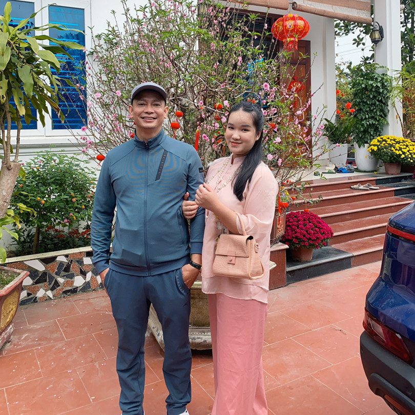 La Khánh Ly (SN 2002, quê Cao Bằng) và Vũ Đình Thanh (SN 1982, quê Thái Bình) cách nhau 20 tuổi. Những ngày vừa qua chuyện tình của cặp đôi "đũa lệch" này khiến mạng xã hội xôn xao.