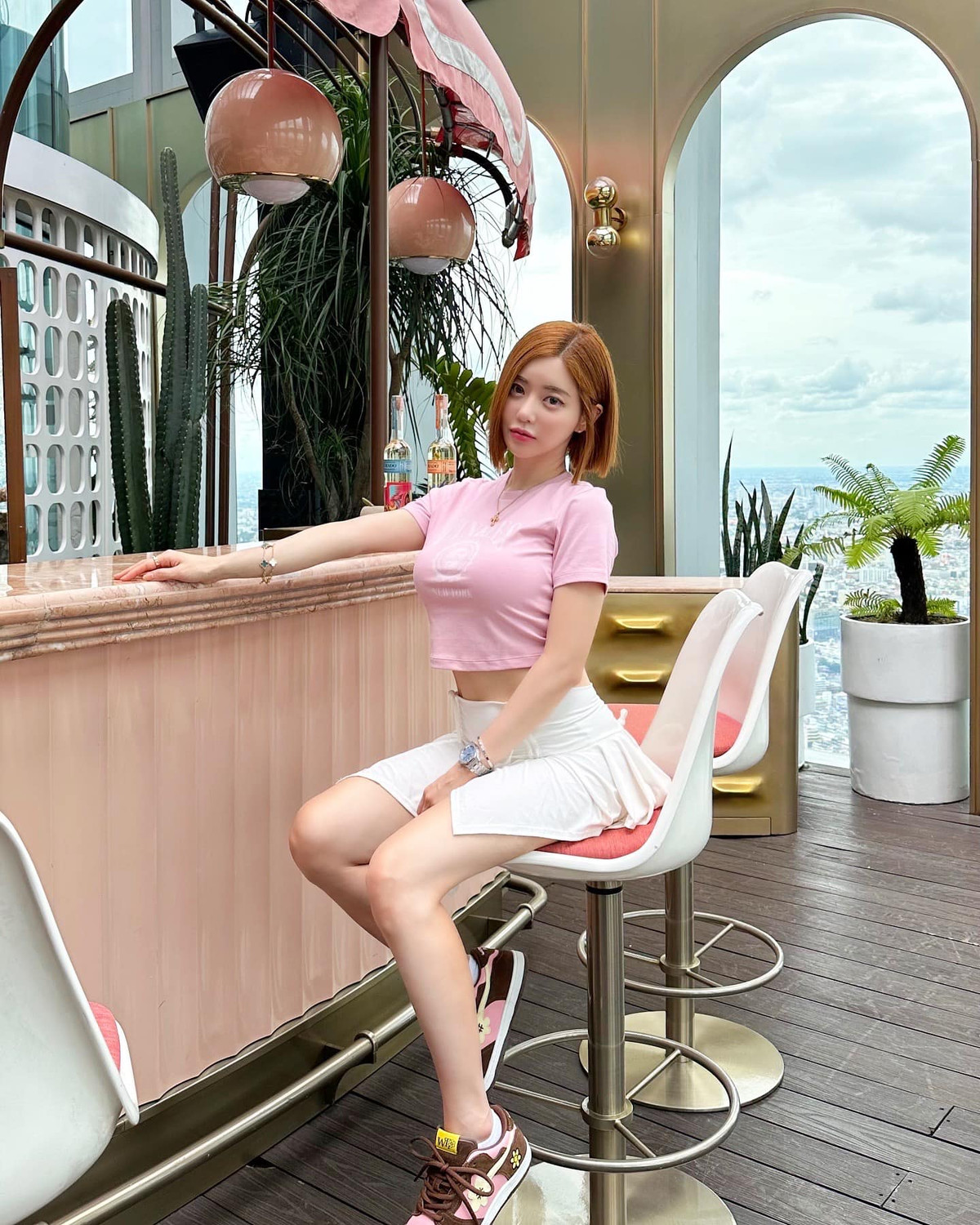 Cũng vì thường xuyên diện những trang phục hở bạo, Soda thường gặp phải những tình huống liên quan đến đụng chạm thân thể hoặc tấn công tình dục.