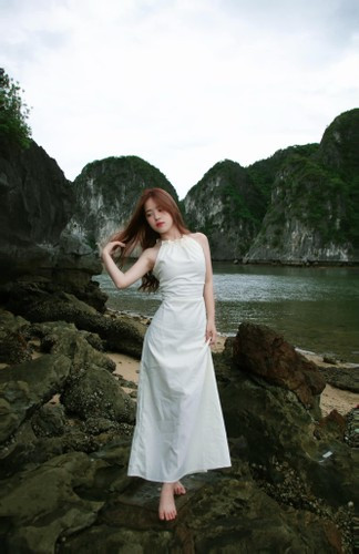 Không bị quá xa đà vào việc "sống ảo" trên không gian mạng, “em gái bán lê” vẫn duy trì việc học, cô sắp tốt nghiệp ngành Kế toán doanh nghiệp tại một trường cao đẳng ở Hà Giang. Về chuyện tình cảm Vàng Thị Sinh lại khá kín đáo, không có bất kỳ chia sẻ công khai nào liên quan đến chủ đề này.