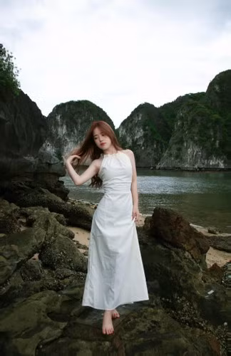 Không bị quá xa đà vào việc "sống ảo" trên không gian mạng, “em gái bán lê” vẫn duy trì việc học, cô sắp tốt nghiệp ngành Kế toán doanh nghiệp tại một trường cao đẳng ở Hà Giang. Về chuyện tình cảm Vàng Thị Sinh lại khá kín đáo, không có bất kỳ chia sẻ công khai nào liên quan đến chủ đề này.