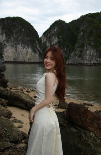 Vàng Thị Sinh cũng đang có gần 40.000 người theo dõi trên Facebook và con số này ở TikTok là gần 300.000 người. Nhờ lượng người theo dõi này mà cô cũng có nhiều cơ hội công việc như nhận job quảng cáo đồng thời tham gia các hoạt động cộng đồng, hoạt động quảng bá văn hoá du lịch Hà Giang.