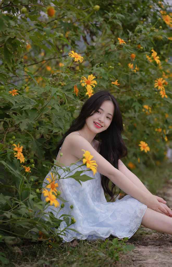 Trên trang cá nhân, Vàng Thị Sinh cũng cập nhật nhiều chuyến du lịch và những bộ hình xinh đẹp, cho thấy một cuộc sống năng động, đầy màu sắc. Đương nhiên phía dưới những khoảnh khắc này, cô nhận về vô số lời khen từ cư dân mạng.