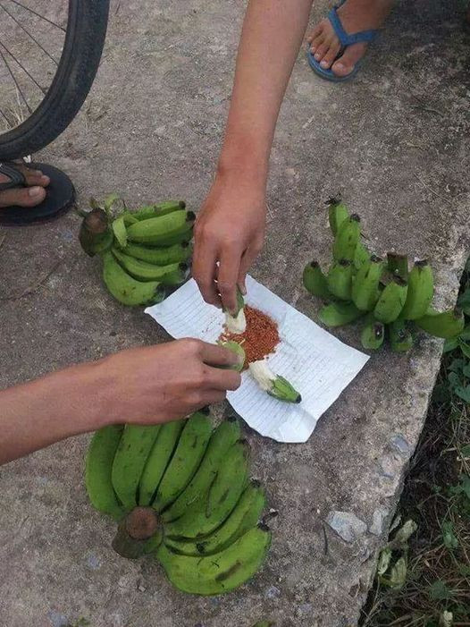 Ôi cái vị chuối xanh chấm muối, chát chát nhưng ngày ấy lại thấy ngon đến như vậy.