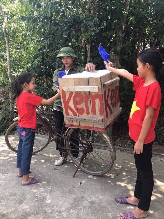 Khi xưa có những thương hiệu kem nhiều như hiện tại, những chiếc kem que thế này đứa trẻ con nào cũng yêu thích. Mỗi que kem ngày ấy chỉ vài trăm đồng, hoặc dùng 1 đôi dép nhựa cũ hỏng đổi lấy.