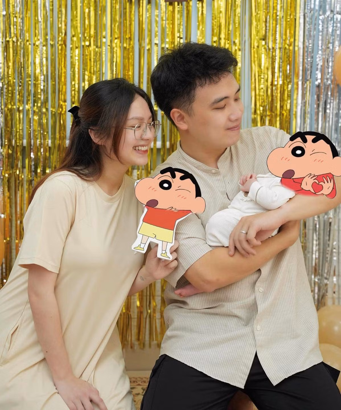 Mới đây trên trang cá nhân, Đặng Thu Hà (biệt danh Hà Mã Tấu, SN 2000) vừa chính thức thông báo trên trang cá nhân đã sinh em bé và đặt tên là Shin. Cô nàng đăng tải loạt ảnh mình cùng ông xã Quang Dũng âu yếm bế em bé.