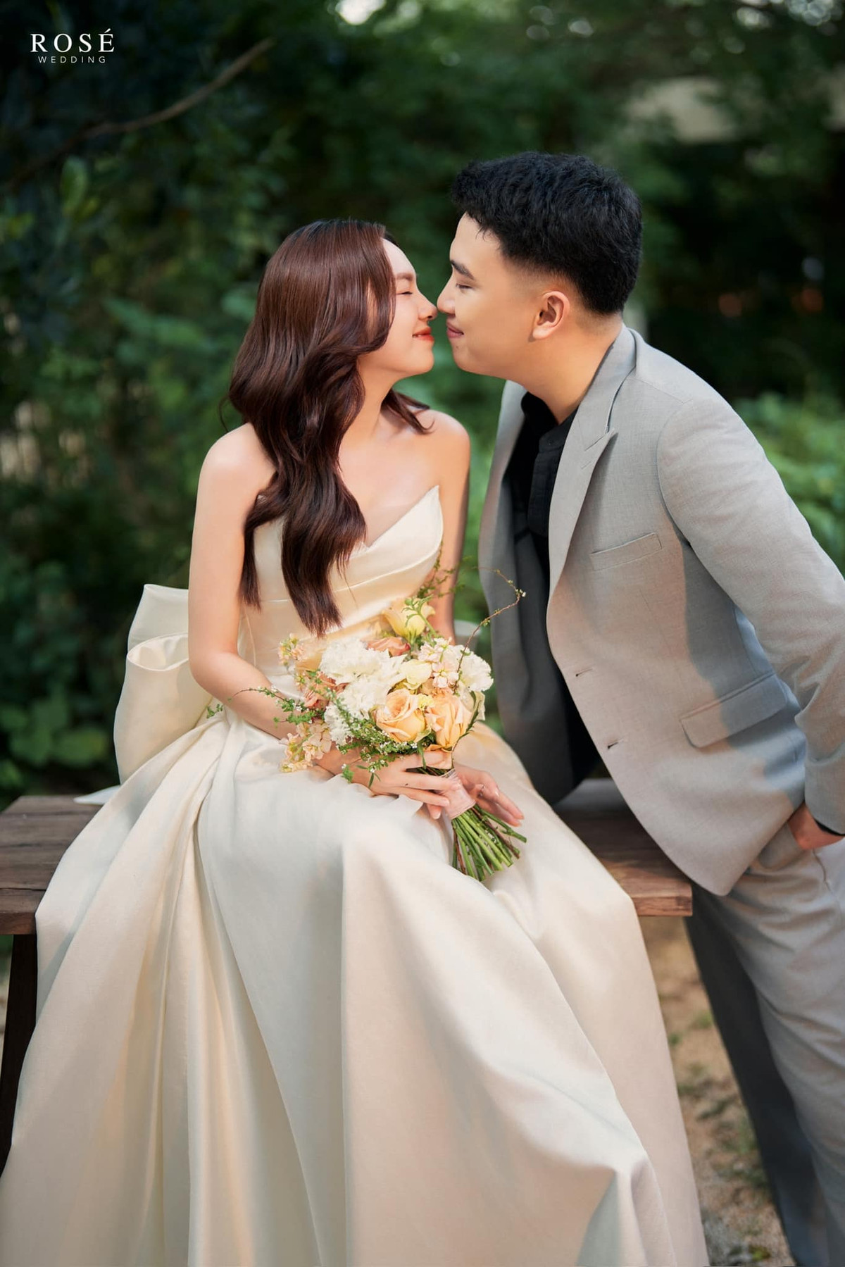 Hà Mã Tấu công khai hẹn hò đồng thời tiết lộ được cầu hôn vào đúng ngày 20/10. Cô nàng khoe bạn trai cùng với nhẫn cầu hôn và viết "Năm nay không lấy hoa, lấy anh".