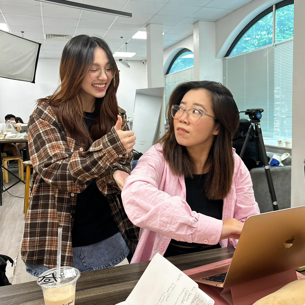 Tuy nhiên cũng có nhiều người cho rằng, có thể cô nàng đã sinh em bé được một thời gian, bây giờ mới công khai. Hơn nữa, cơ địa mỗi người là khác nhau, khi Hà mang thai thì bụng cũng không quá lớn, cô nàng lại hay mặc đồ rộng nên khó nhận ra.