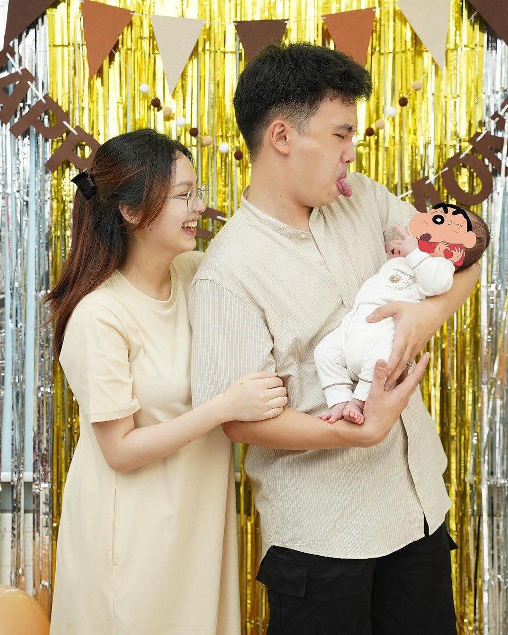 Trông Đặng Thu Hà vẫn cực kì tươi tắn và xinh xắn bên chồng cùng con đầu lòng.