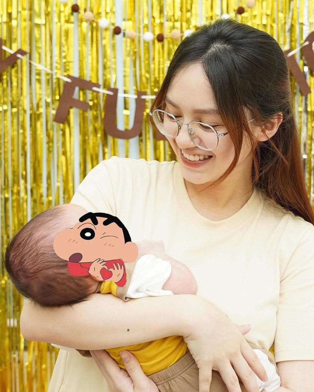 Đặng Thu Hà không giấu nổi niềm vui và hạnh phúc: "Shin chào cả nhà ạ! Mong thành viên mới cũng sẽ nhận được sự yêu thương của các cô chú. Em cũng đã ổn định sức khoẻ rồi, cảm ơn mọi người đã hỏi thăm gia đình trong thời gian qua và biết ơn cả team Đặng Thu Hà đã đồng hành và hỗ trợ mẹ cháu".