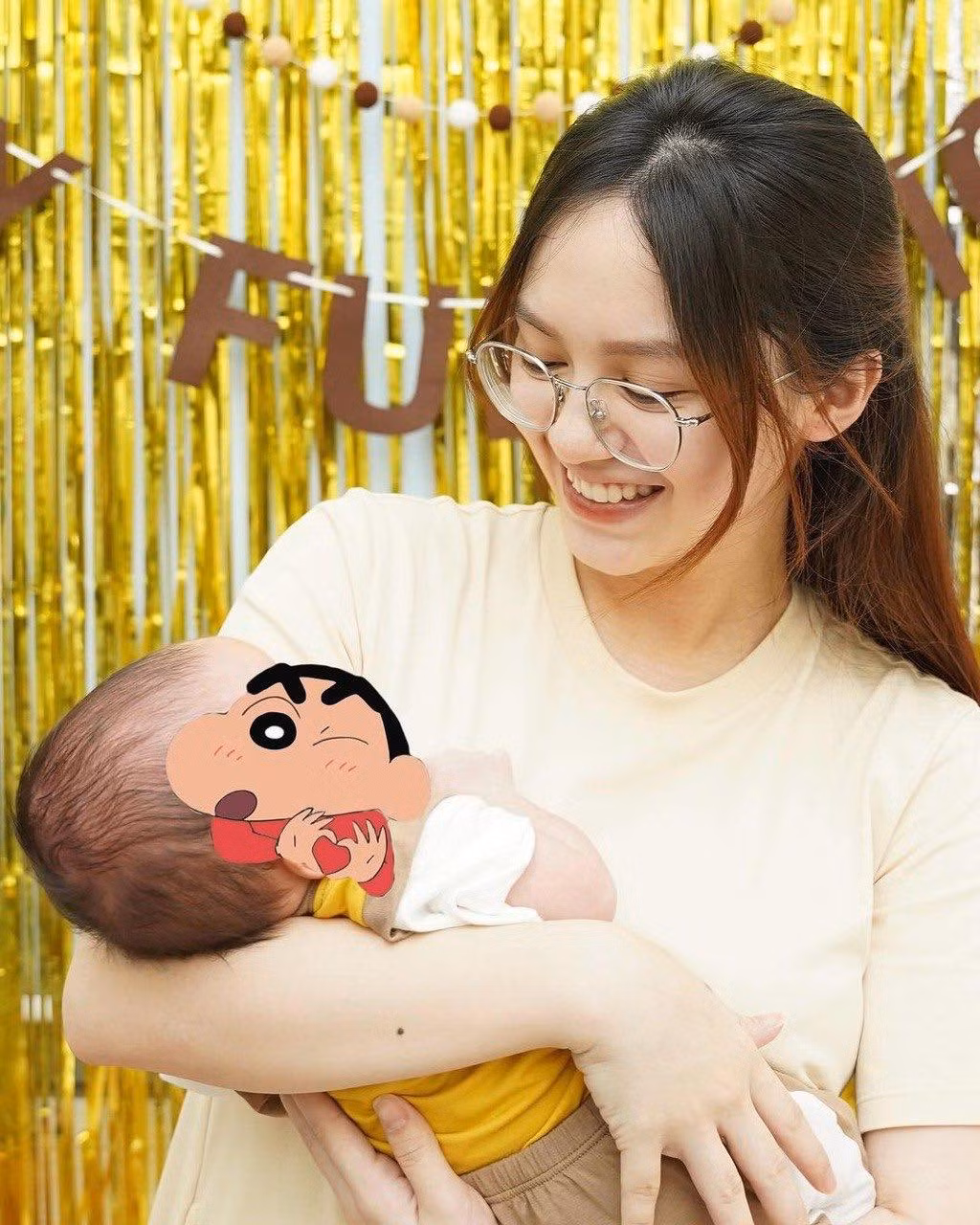 Đặng Thu Hà không giấu nổi niềm vui và hạnh phúc: "Shin chào cả nhà ạ! Mong thành viên mới cũng sẽ nhận được sự yêu thương của các cô chú. Em cũng đã ổn định sức khoẻ rồi, cảm ơn mọi người đã hỏi thăm gia đình trong thời gian qua và biết ơn cả team Đặng Thu Hà đã đồng hành và hỗ trợ mẹ cháu".