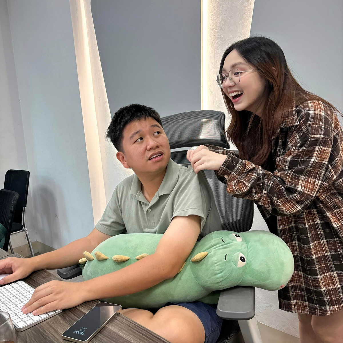 Hay trước đó ít lâu, trong loạt ảnh chụp cùng với đồng nghiệp, trông Đặng Thu Hà cũng không hề lộ bụng quá lớn.