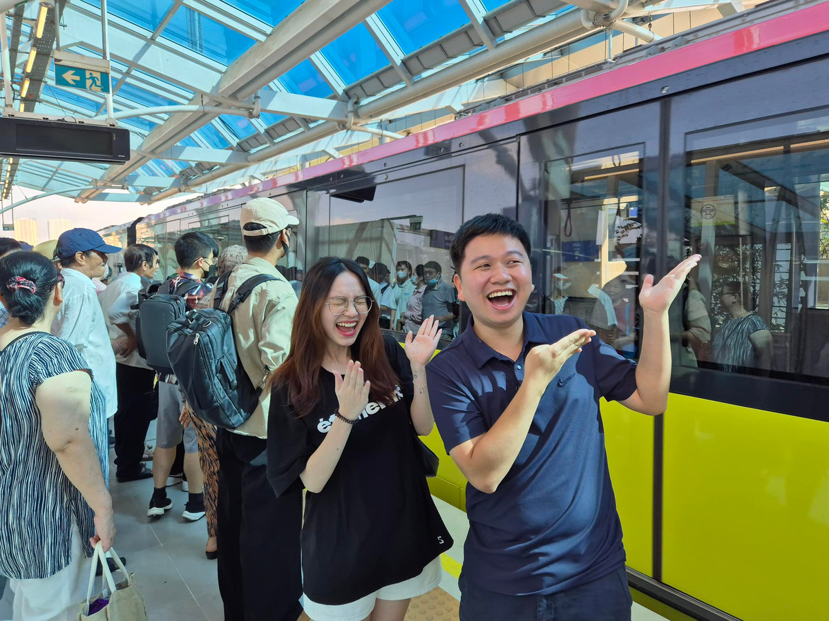 Tuy nhiên, cũng có khá nhiều người tỏ ra bất ngờ trước thông tin cô nàng đã sinh em bé, vì trong hình ảnh gần đây được Đặng Thu Hà đăng tải, khi đi trải nghiệm chuyến tàu điện Nhổn - ga Hà Nội, cô nàng trông vô cùng mi nhon.