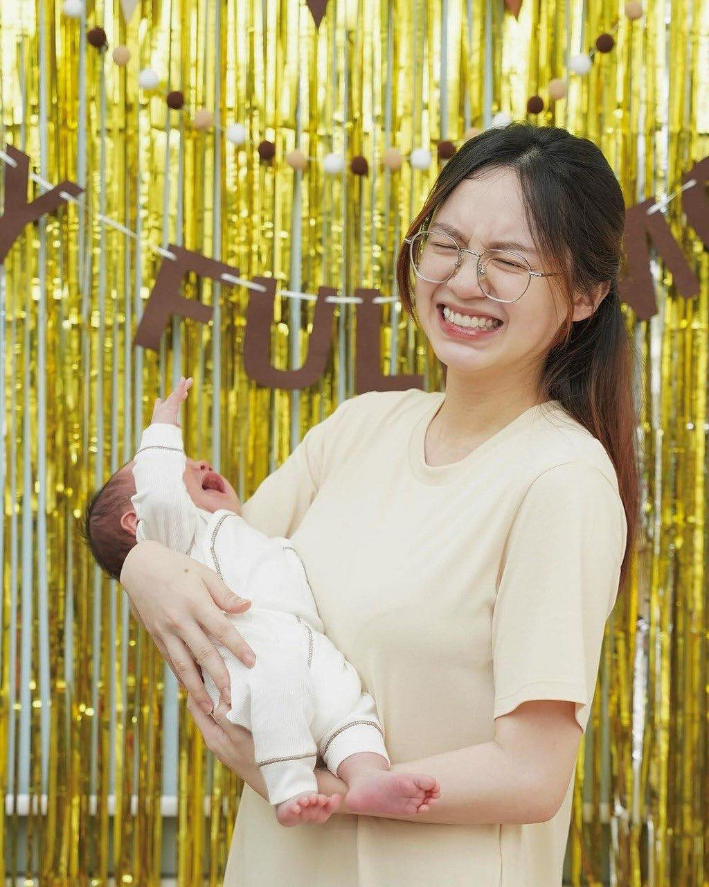 Ở dưới bài đăng, rất nhiều người đã gửi những lời chúc mừng đến "mẹ bỉm".