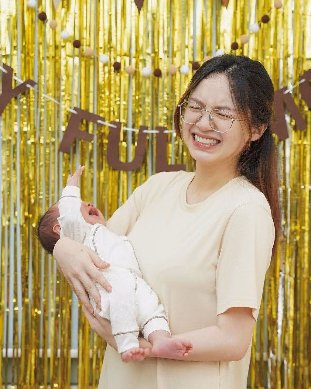 Ở dưới bài đăng, rất nhiều người đã gửi những lời chúc mừng đến "mẹ bỉm".