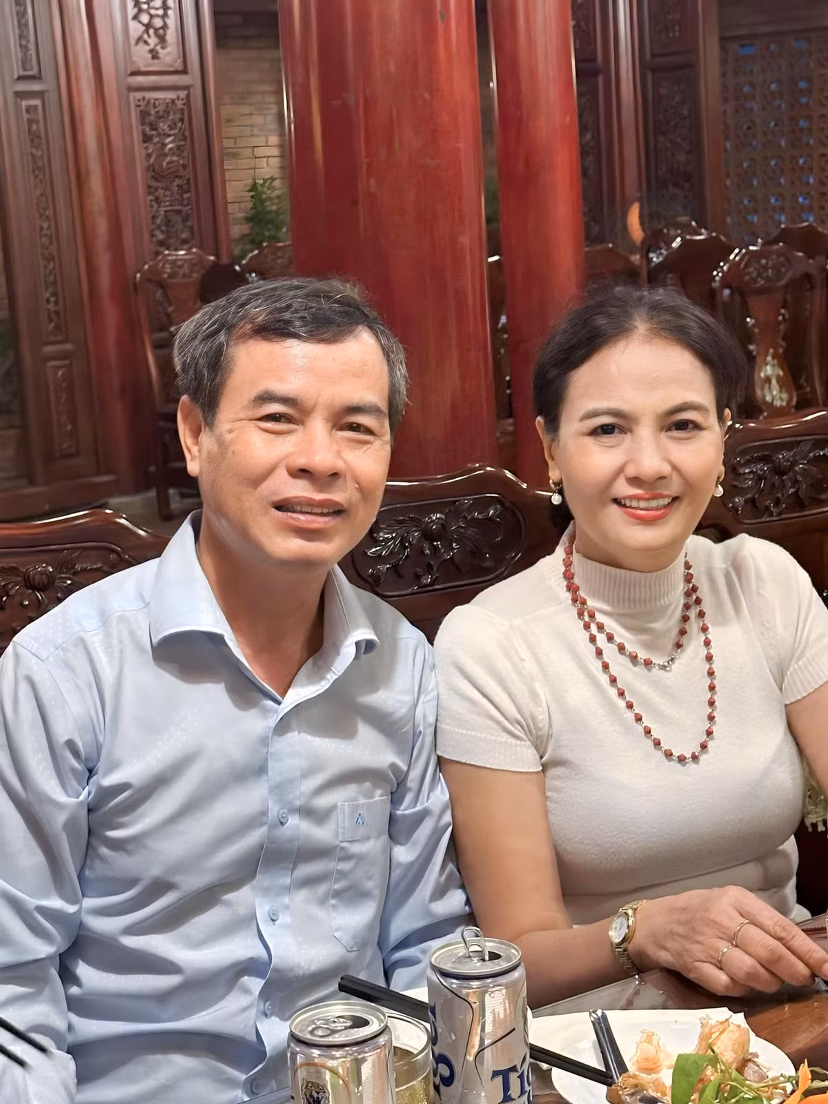 35 năm hôn nhân, cả 2 luôn dành cho nhau sự tôn trọng, quan tâm. Nếu như cô Hiệp luôn tự tìm điểm tốt của chồng để động viên, an ủi bản thân, chú Long lại nhất mực nhường nhịn, tôn trọng vợ.