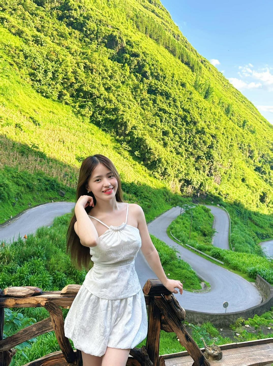 Vương Sinh nhận được nhiều lời mời hợp tác quảng cáo, chụp ảnh. Cô nàng cũng từng là Gương mặt đại diện thương hiệu cho “Lễ hội hoa tam giác mạch” tỉnh Hà Giang.