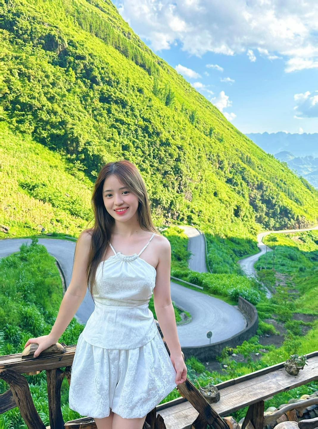 Sau 6 năm kể từ ngày nổi tiếng, nhan sắc của "cô bé bán lê" ngày nào có phần chín chắn, trưởng thành hơn.