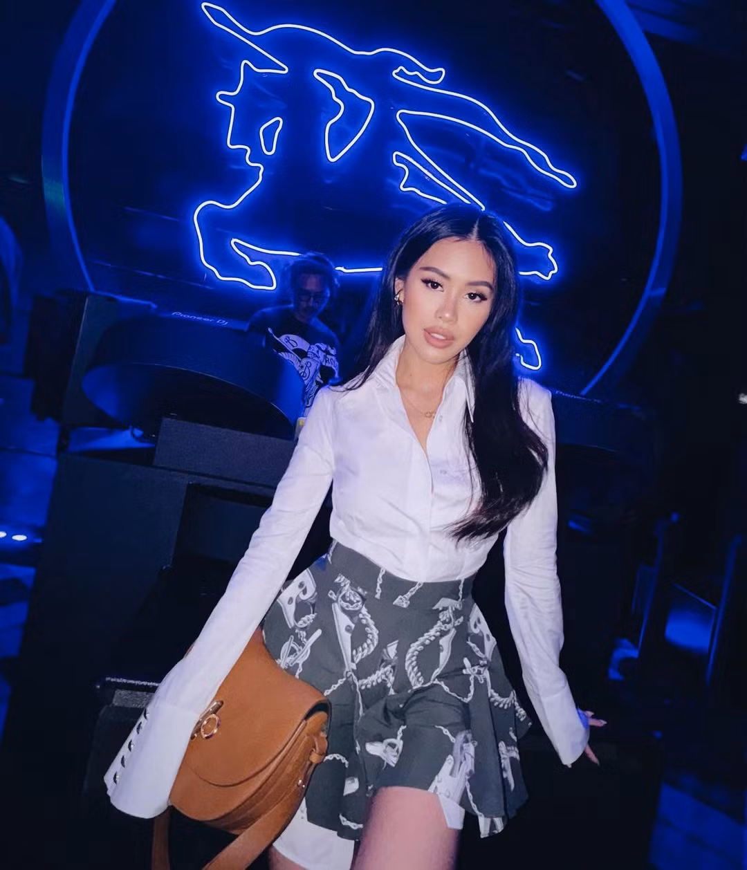 Tiên Nguyễn trung thành với kiểu trang điểm đậm chất Tây với phần mắt khói cuốn hút và đôi môi dày, căng mọng.