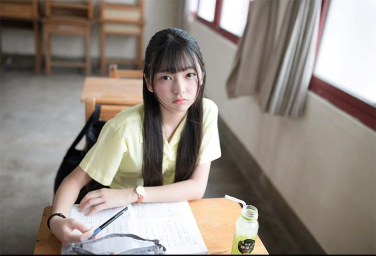 Yueh (tên thật Xu Yue, sinh năm 2002) từng được bình chọn là "Học sinh trung học xinh đẹp nhất Đài Loan (Trung Quốc)" cách đây 4 năm. Cô nàng đã tốt nghiệp Đại học Soochow và hiện là một Blogger du lịch kiêm mẫu ảnh.