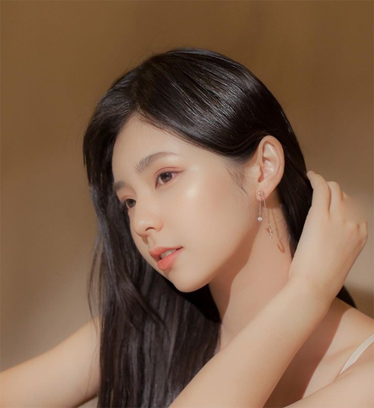 Mới đây, Yueh đăng tải loạt ảnh tắm bồn đầy nóng bỏng khiến dân mạng xôn xao. Bờ vai hờ hững cùng khuôn mặt xinh xắn của nàng hot girl thu hút mọi ánh nhìn.