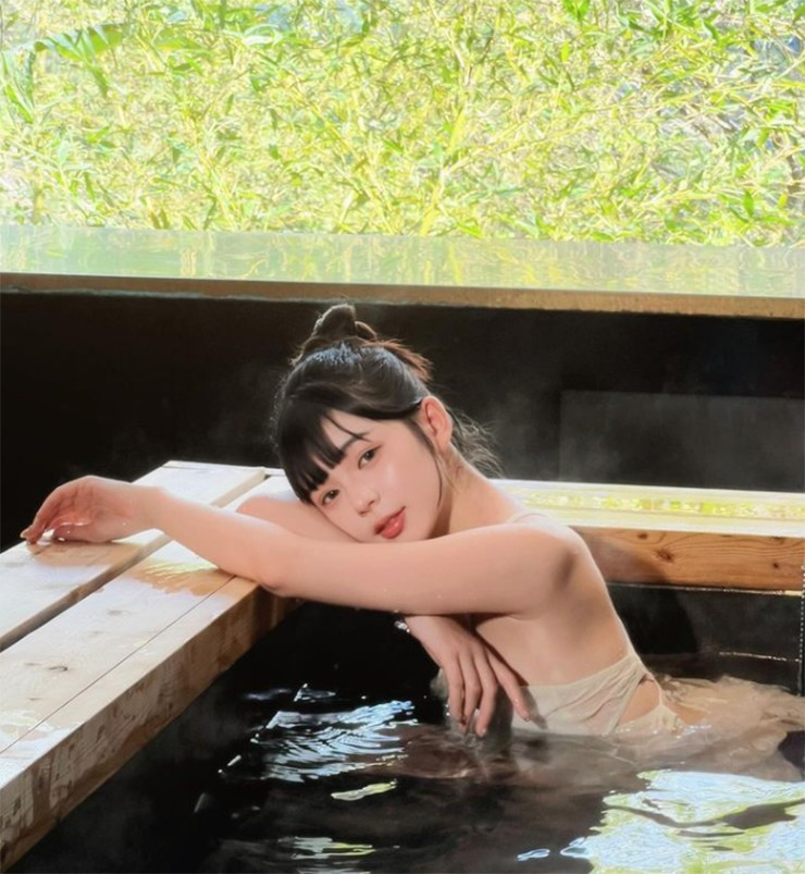 Hình ảnh hưng hờ của Yueh mới đăng tải lên mạng xã hội.