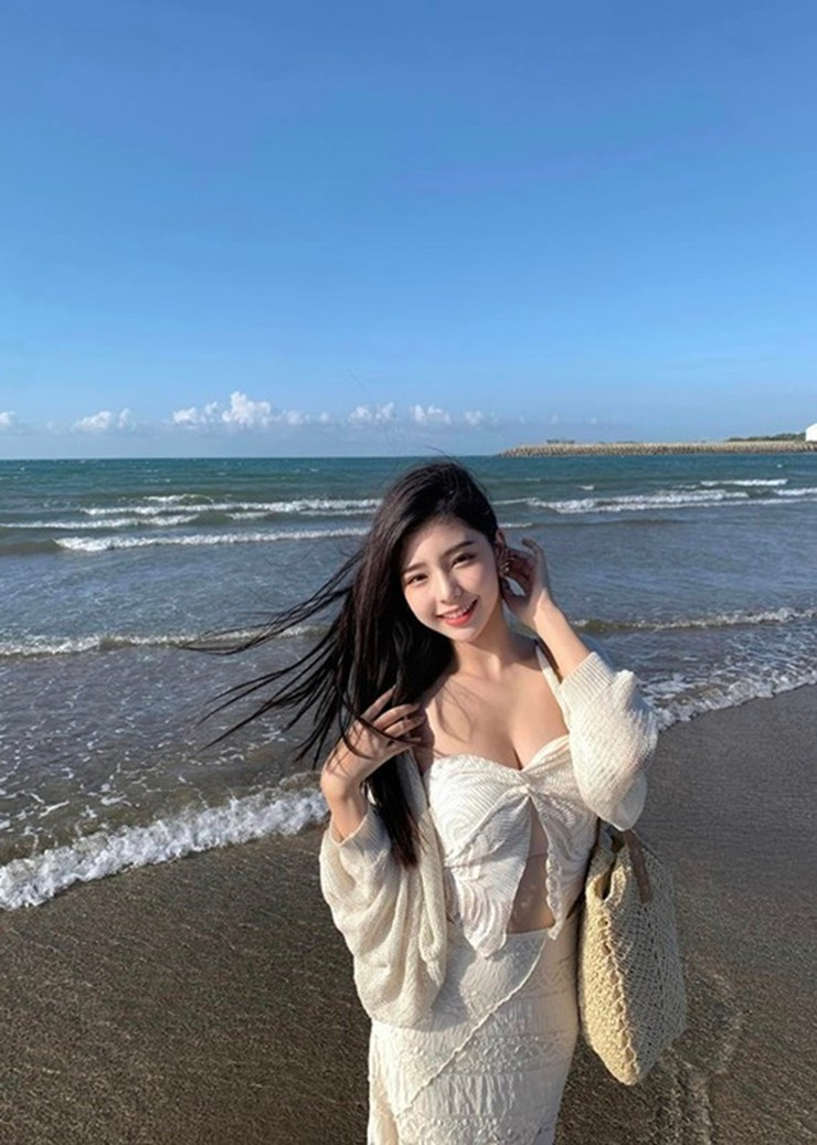 Trang phục mỏng manh càng tôn lên vẻ đẹp ngọt ngào của cô nàng hot girl Gen Z này.