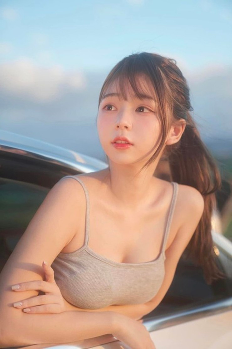 Sau khi nổi tiếng, phong cách của Yueh ngày càng gợi cảm. Người đẹp sở hữu gương mặt trong trẻo, thuần khiết như pha lê.