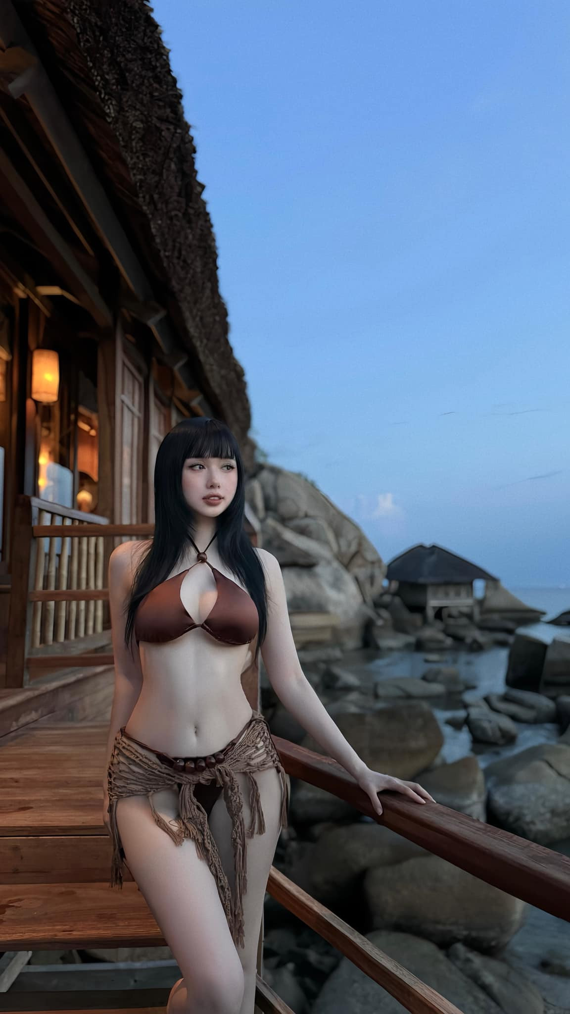 "Phú bà" 8X này thường xuyên diện những trang phục cắt xẻ khoe dáng, hoặc những thiết kế bikini ôm sát, khoe trọn đường cong cơ thể.