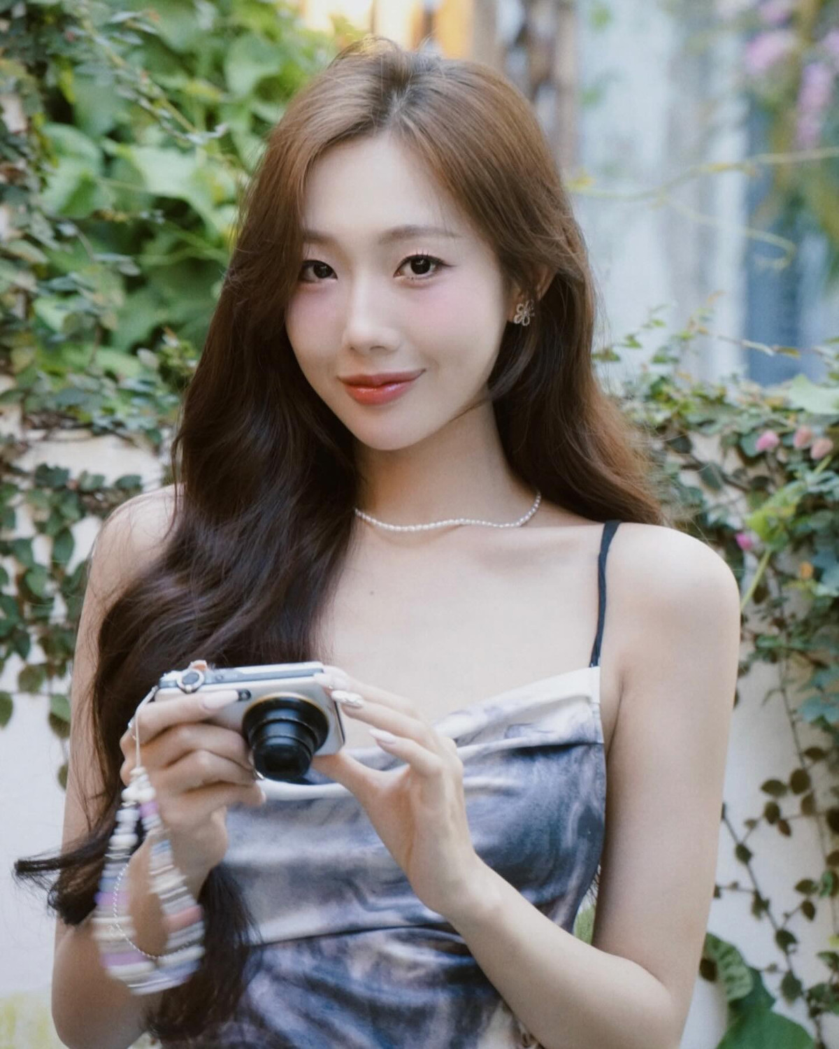 Trong dàn nam thanh nữ tú của Đảo Thiên Đường, Yuna Vũ (Vũ Kiều Anh, sinh năm 1998) là một gương mặt nổi bật. Cô nhận về nhiều lời khen ngợi vì có vẻ ngoài xinh xắn dịu dàng, có nét giống người Hàn Quốc.