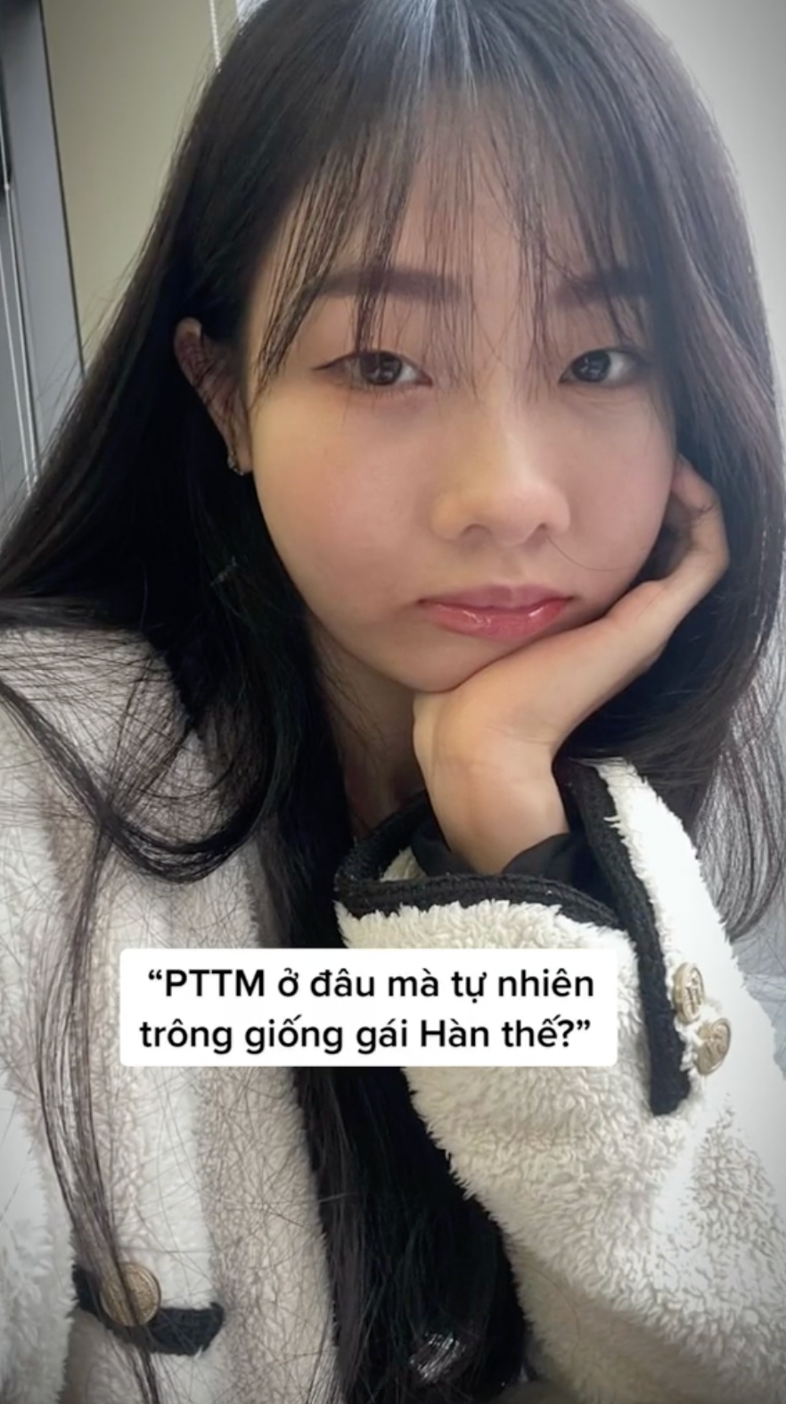 Tuy nhiên đến tháng 8/2023, Yuna Vũ đã làm clip nói rõ chuyện chỉnh sửa nhan sắc. Cô một lần nữa khẳng định mình không phẫu thuật thẩm mỹ mà kể cả có thì đây cũng là chuyện bình thường, là một hình thức làm đẹp giống như trang điểm.