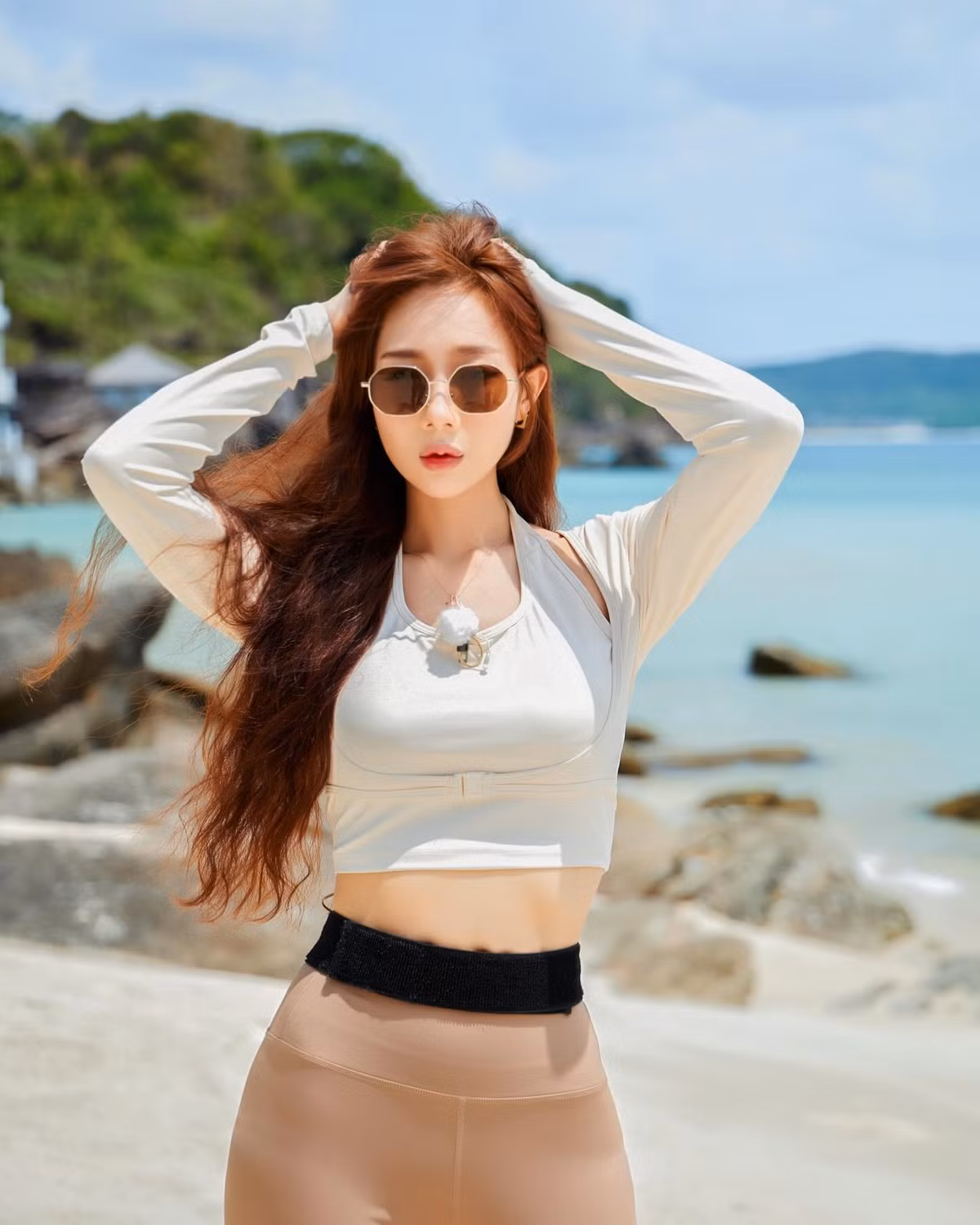 Có ý kiến cho rằng vì Yuna Vũ đã có nét sẵn và có nhiều năm sống, làm việc tại đây nên chuyện giống người Hàn cũng không có gì khó hiểu.