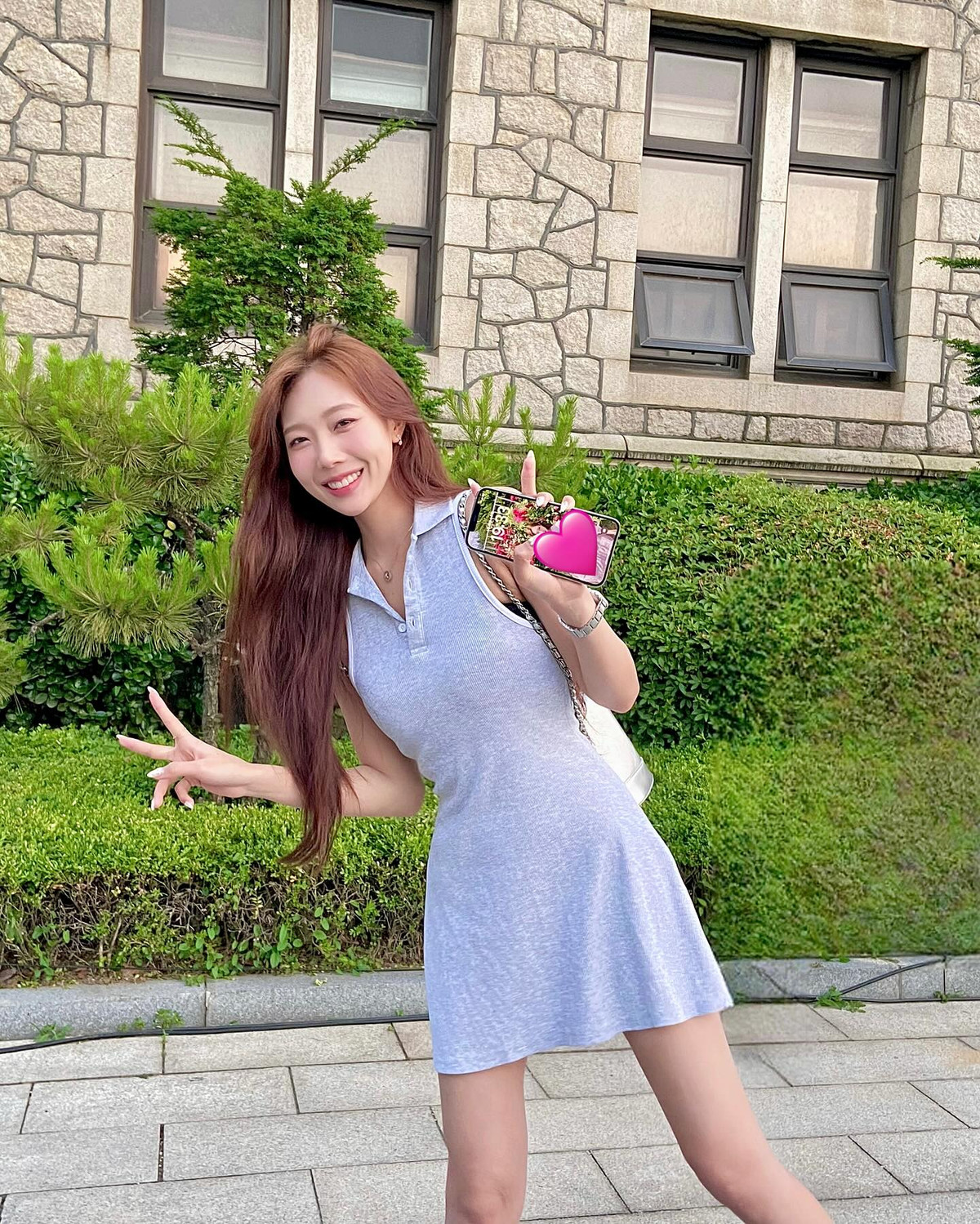 Yuna Vũ là người mẫu và TikToker có hơn 153.000 follow theo dõi. Cô tốt nghiệp khoa Ngôn ngữ và Văn hoá Hàn Quốc của Đại học Ngoại ngữ Hà Nội.