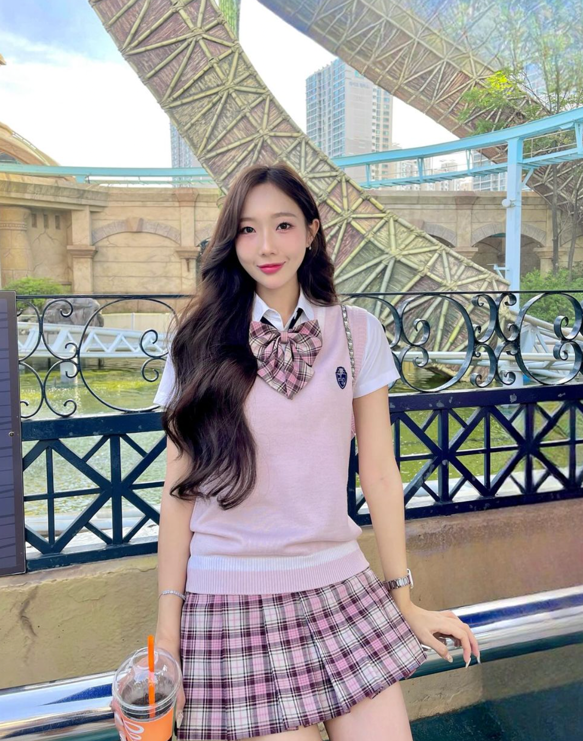 Kênh TikTok của Yuna thu hút nhờ ngoại hình xinh xắn và chia sẻ những kinh nghiệm hữu ích của cô nàng về cuộc sống du học sinh Hàn.