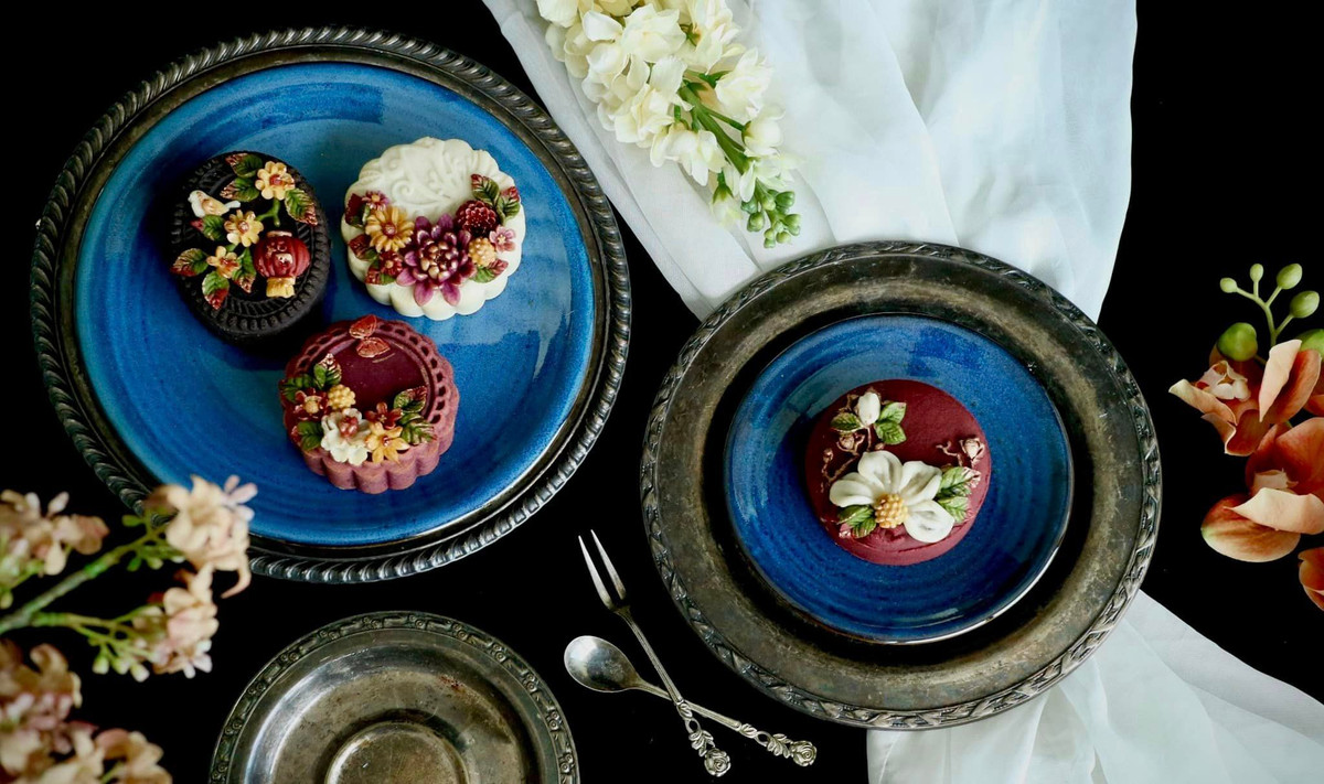 Theo tín ngưỡng dân gian Việt Nam, ngày rằm tháng Bảy và lễ Vu Lan mang nhiều ý nghĩa sâu sắc và đầy tính nhân văn. Cúng rằm tháng 7 là dịp để con cháu bày tỏ lòng biết ơn đối với các bậc sinh thành, ông bà, tổ tiên đã khuất. Vào mỗi dịp này, không chỉ làm những mâm cơm cúng rằm, các chị em cũng khoe những thành quả sắp mâm hoa quả, hay làm bánh sắp lễ lên ban như chị Hằng Lê.