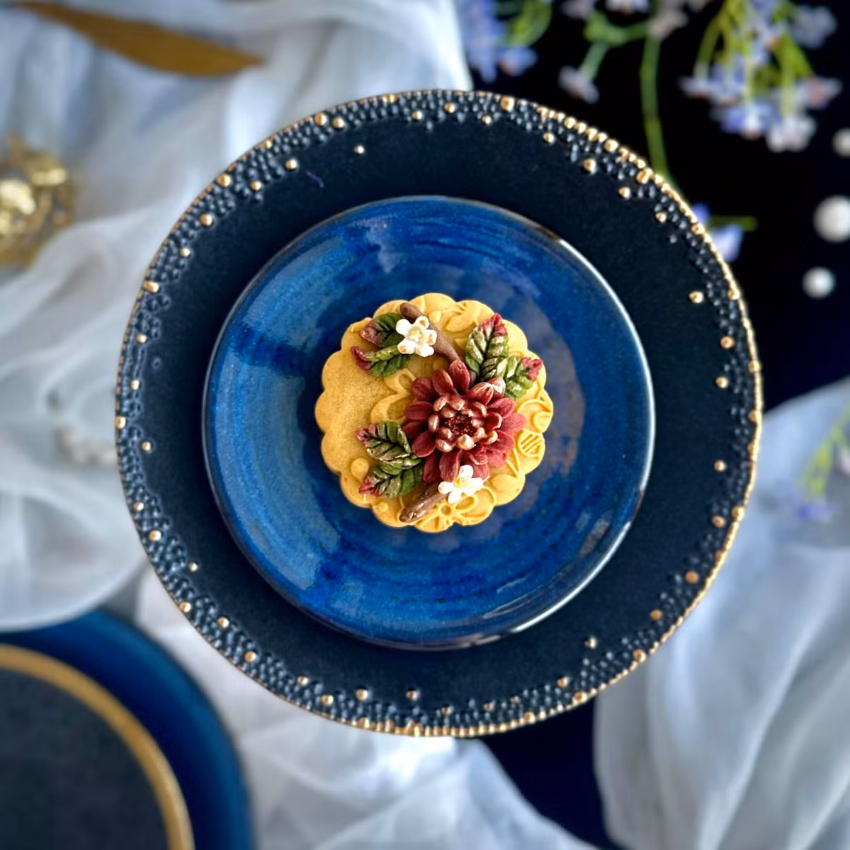 Được biết, bánh Trung thu nghệ thuật làm mất nhiều thời gian hơn loại bánh truyền thống gấp từ 5-7 lần. Quan trọng nhất là khâu làm các chi tiết hoa, lá, hình trang trí trên thân bánh.